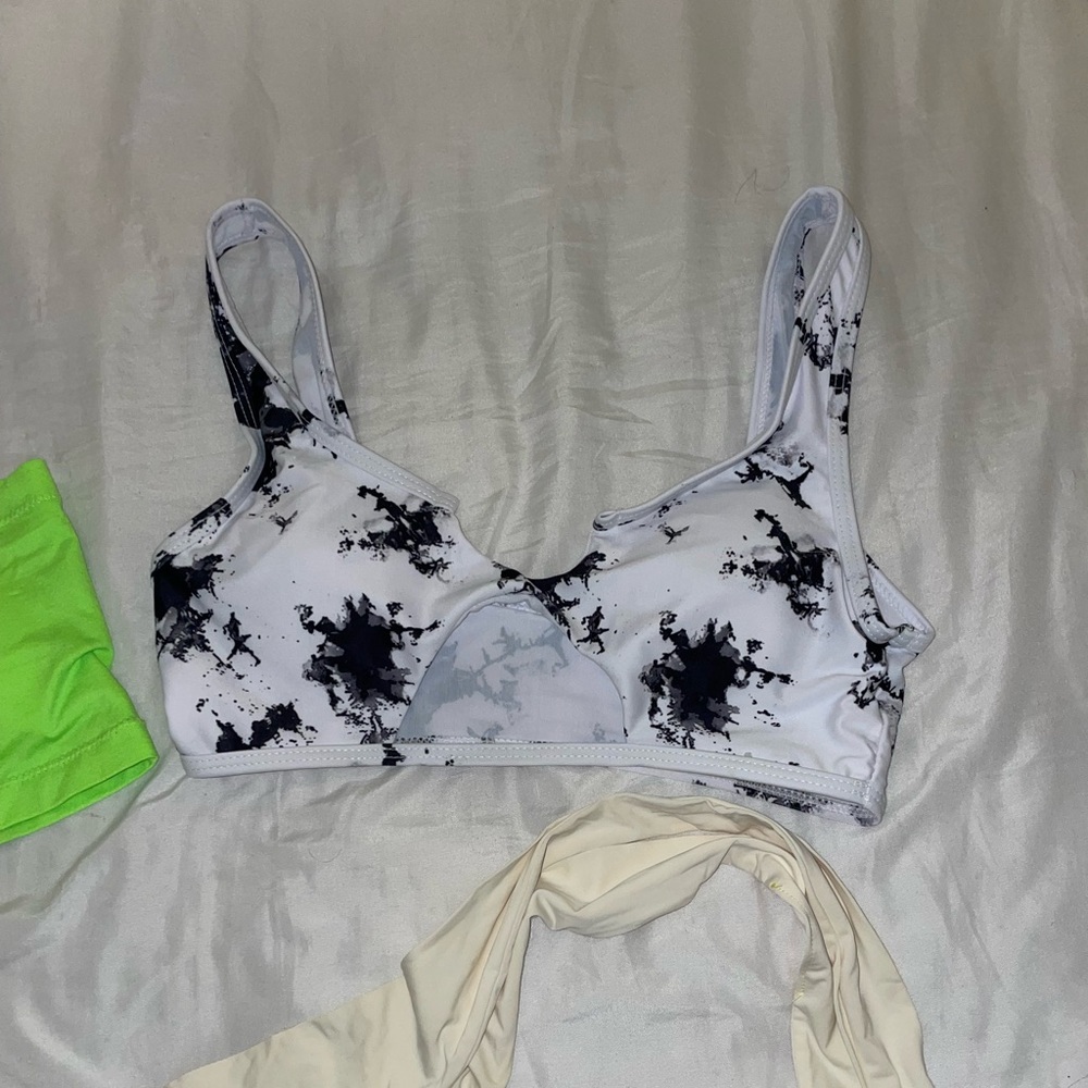 Assorted bikini pieces - Picture 8 of 9